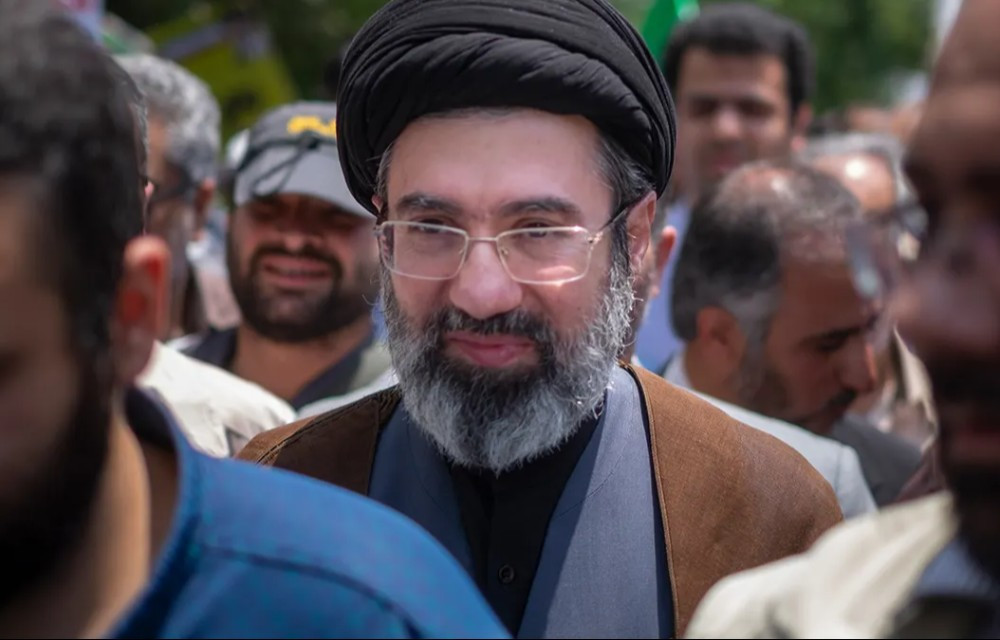 موجته‌با خمنه‌یی، کوڕی عه‌لی خامنه‌یی ,  به‌هۆی هێرشه‌کانی ئیرایل به سه‌ختی بریندار کرابوو، له نه‌خۆشخانه‌ مرد