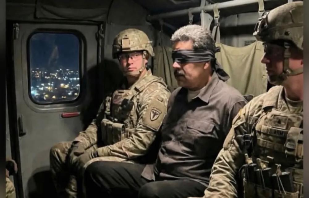 مادۆرۆ لە کاتی گواستنەوەی بۆ ئەمریکا وێنەی مادۆرۆ دوای دەستگیرکردنی لەلایەن هێزەکانی ئەمریکاوە