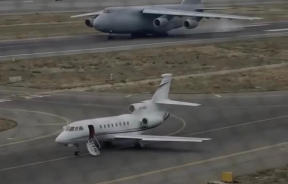 فڕۆکەیەکی ڕووسی لە تەنیشت فڕۆکە تایبەتەکەی خامنەیی لە بەشی سەربازی فڕۆکەخانەی مێهراباد ئامادەیە بۆ ئەوەی خامنەیی لە هەر ساتێکدا هەڵبێت