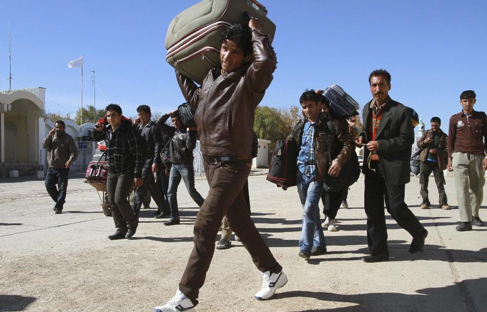 کۆماری تێرۆریستی ئێران، نزیکەی 600 هەزار کۆچبەری ئەفغانی بە زۆرەملێ دیپۆرت دەکاتەوە 