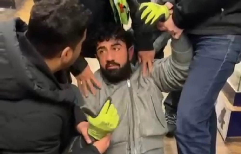 گەنجێکی کورد بە ناوی سەنگەر خەڵکی هەرێمی کوردستانە و لە بەریتانیا نیشتەجێیە، بە تۆمەتی دزینی دوکان و دزینی کۆگا لەلایەن خاوەندوکانەکەوە. دەستگیرکرا