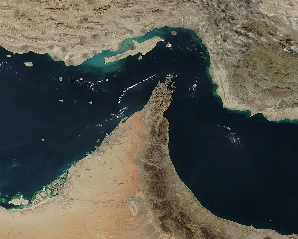 النظام الإيراني يربط إعادة فتح مضيق هرمز بتنازلات أمريكية