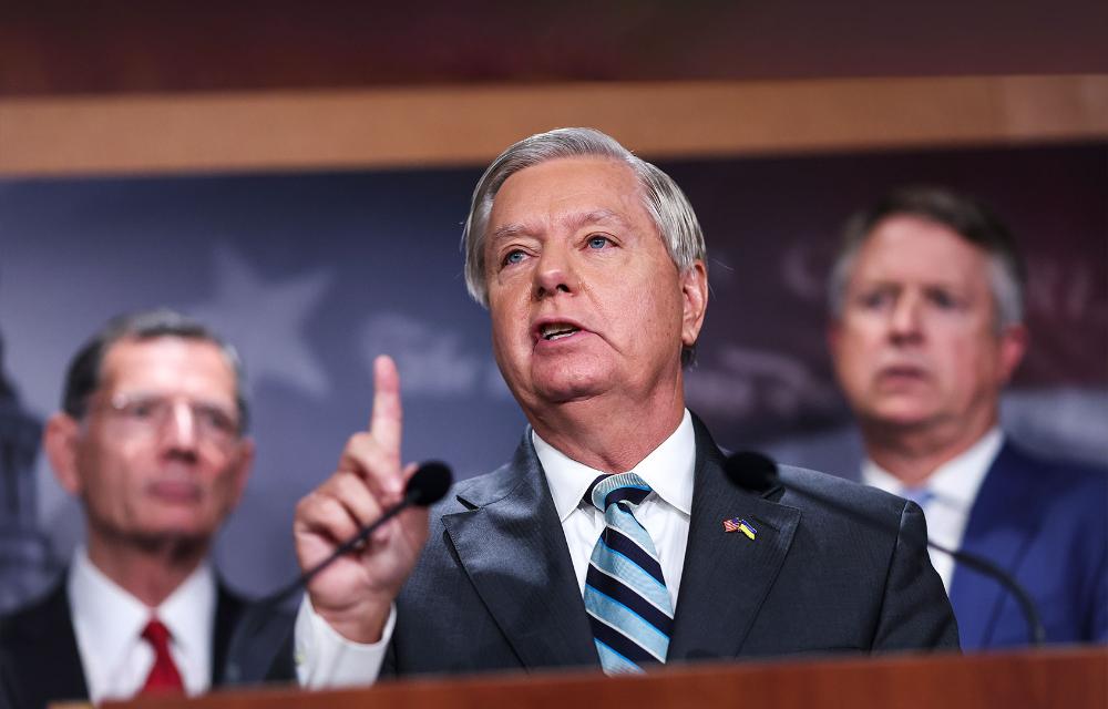 هەوڵەکانی وڵاتانی عەرەبی بۆ پێشگرتن لە هێرشی ئەمریکا لە کاتێکدا کوشتاری بێ وێنە و شۆککەر لە ئێران ڕوودەدات بە قووڵی جێگەی نیگەرانییە  سیناتۆر گراهام